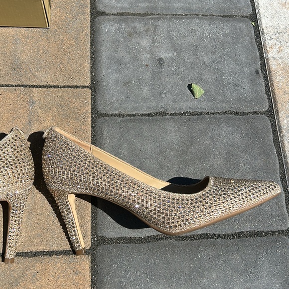 Michael Kors Dorothy Flex Pump - Picture 7 of 10